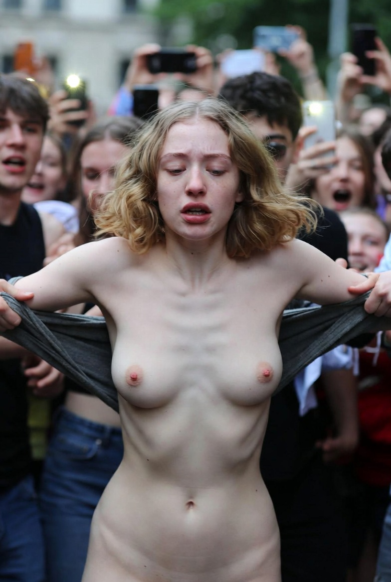 femen_aktywistka_sciaga_koszule_topless_na_protescie_cycki_dla_demokracji_huraa.jpg