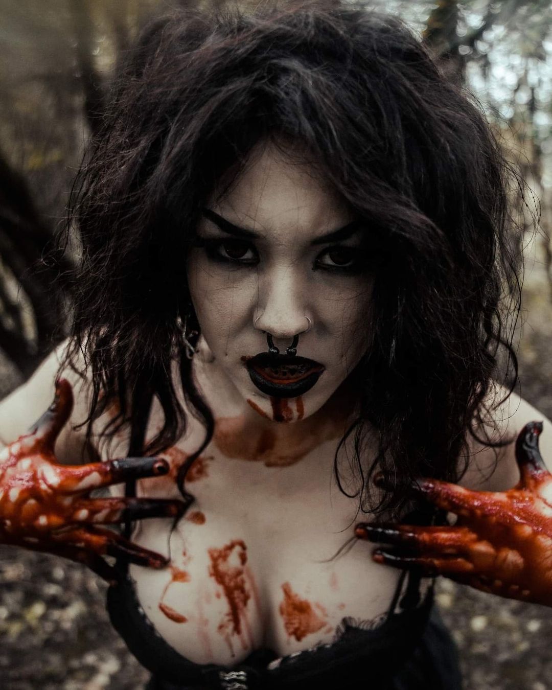 gotka_horror_makijaz_krew_i_ciemnosc_na_twarzy_mroczna_artystyczna_fotografia_gotycka_dziewczyna_z_horrorem_na_twarzy_dark_gothic_horror_foto_gotki_pankowy_alternatywki.jpg