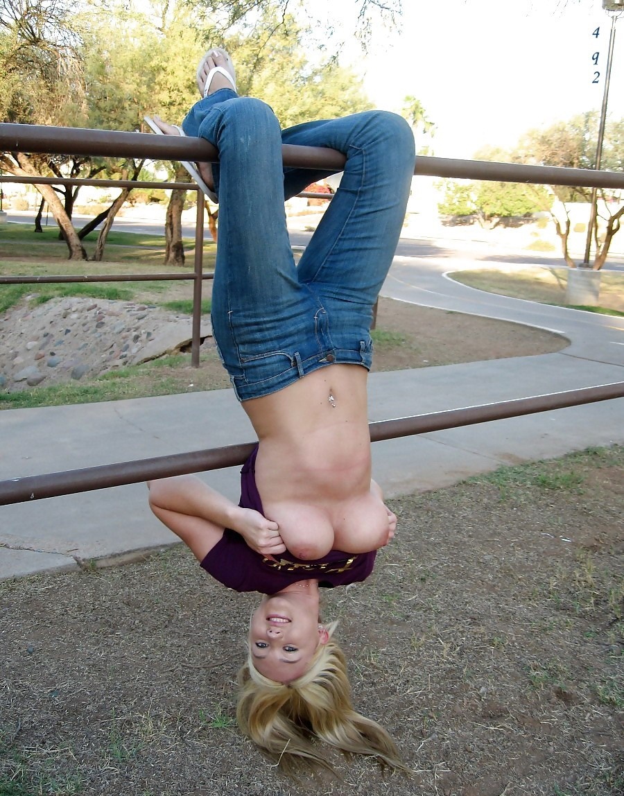 lift_kobiety_akrobatyka_cycki_na_wierzchu_rozjebana_kurwa_nagie_flash_publiczne_koszulka_w_gore_pokaz_cycki.jpg