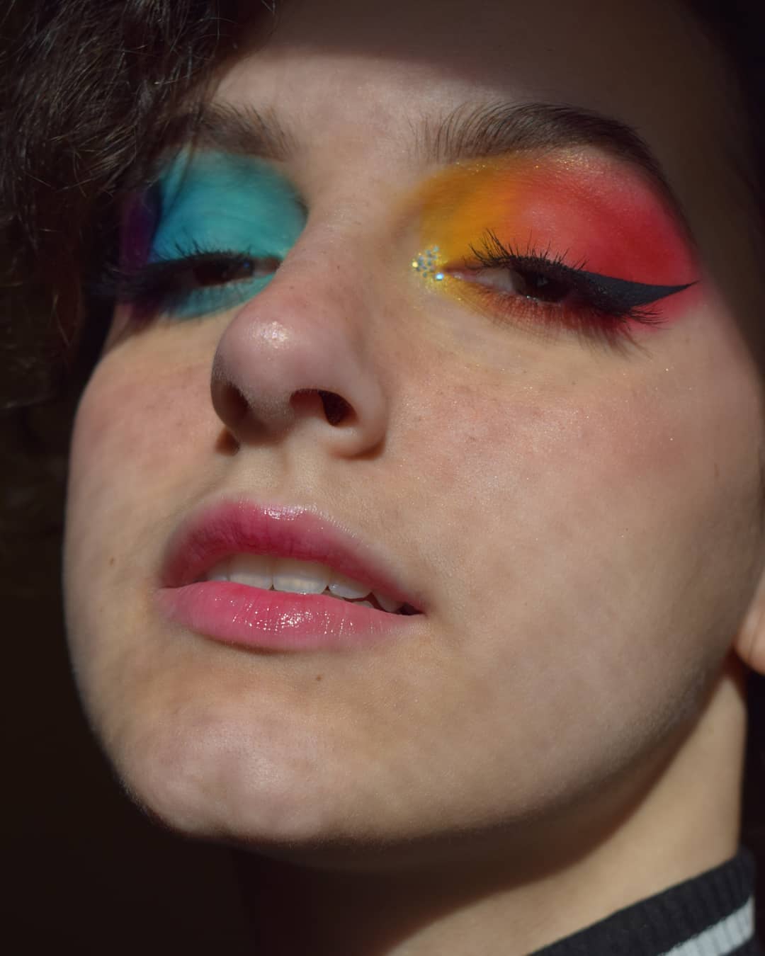 zblizenie_twarzy_kolorowy_makijaz_seksowna_laska_usta_cycki_widoczne_portret.jpg